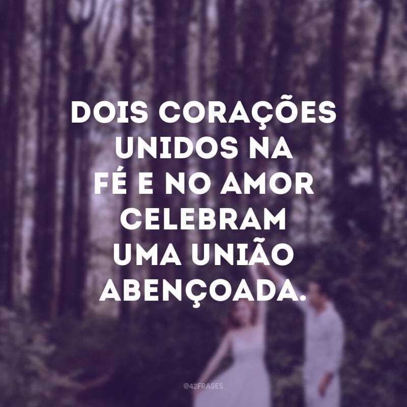 Dois corações unidos na fé e no amor celebram uma união abençoada.