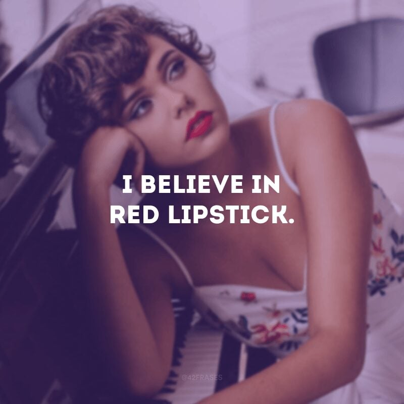 I believe in red lipstick.
(Eu acredito no batom vermelho.)