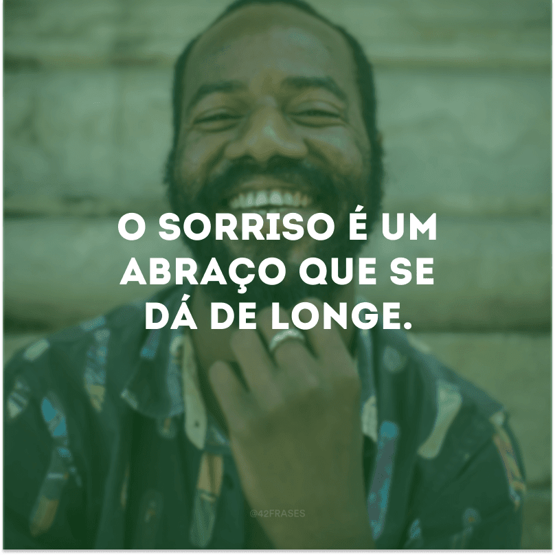 O sorriso é um abraço que se dá de longe.