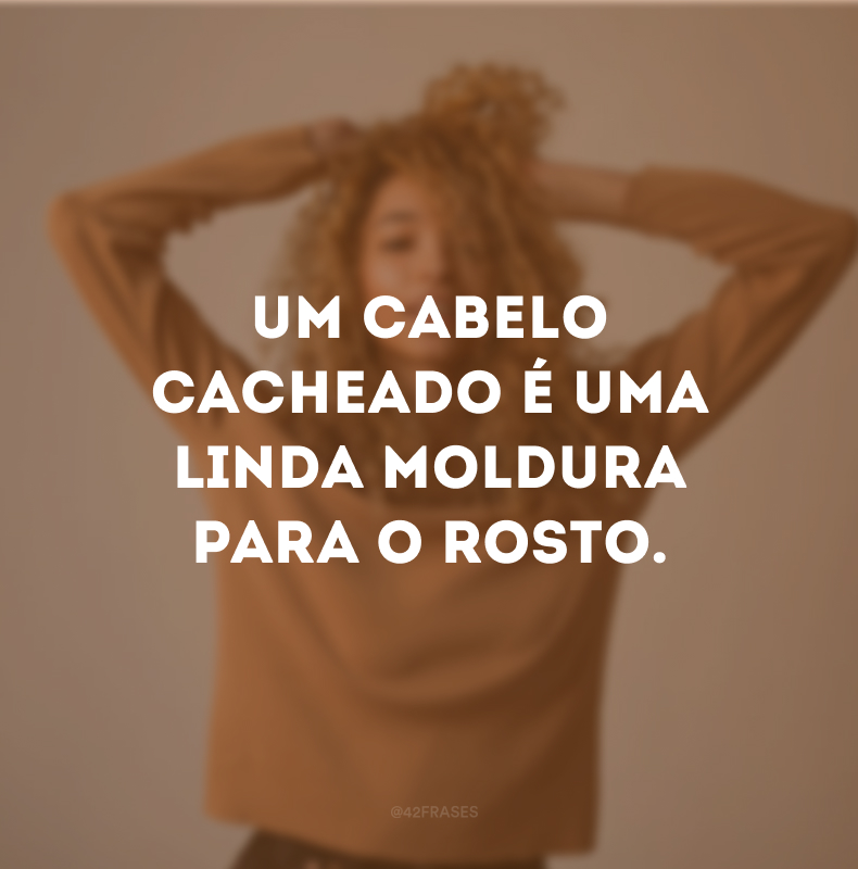 Um cabelo cacheado é uma linda moldura para o rosto. 