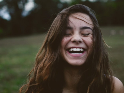 60 frases de sorriso para status que vão contagiar seu dia