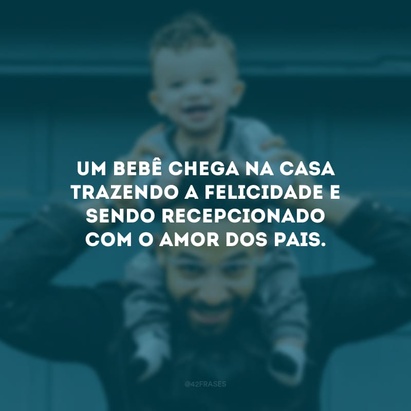 Um bebê chega na casa trazendo a felicidade e sendo recepcionado com o amor dos pais. 