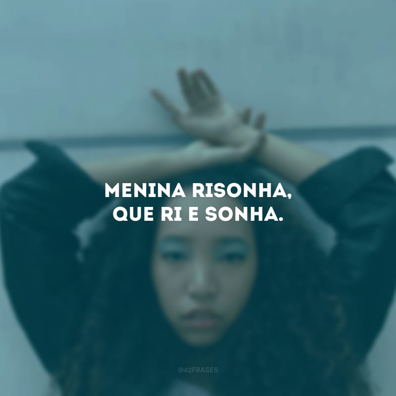 Menina risonha, que ri e sonha.