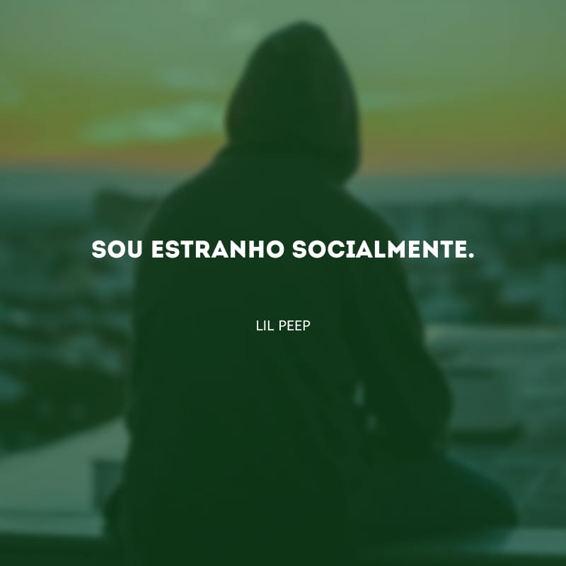 Sou estranho socialmente.