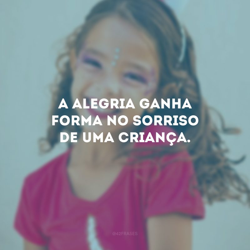 A alegria ganha forma no sorriso de uma criança. 