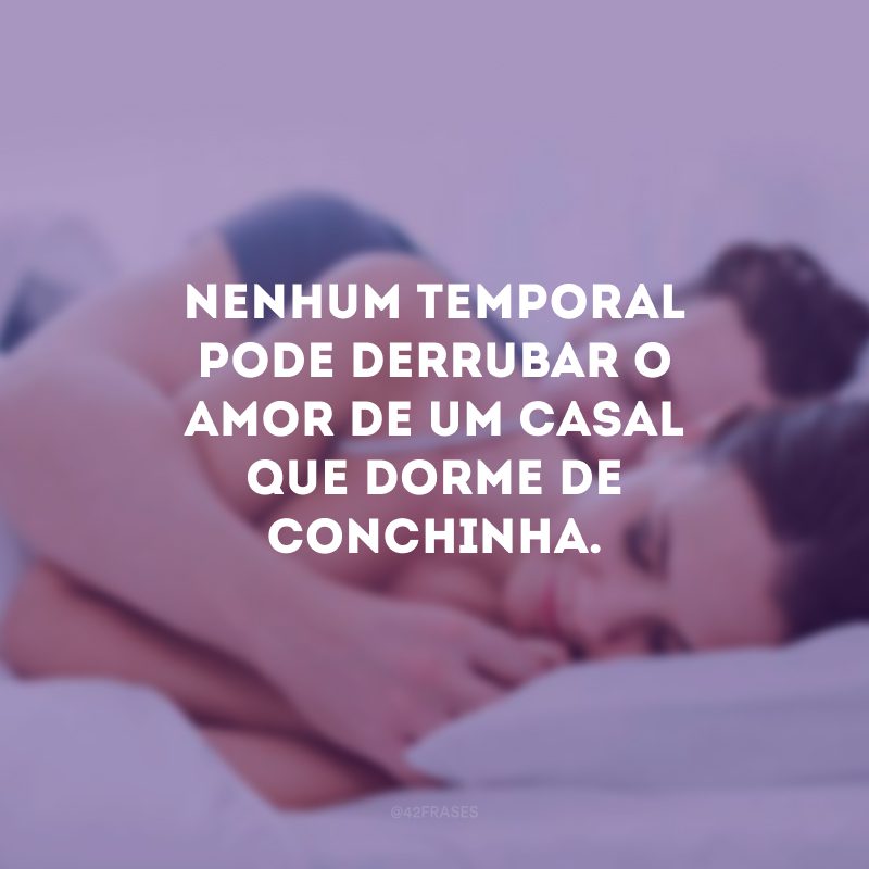 Nenhum temporal pode derrubar o amor de um casal que dorme de conchinha.