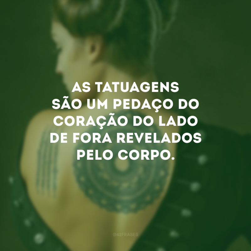 As tatuagens são um pedaço do coração do lado de fora revelados pelo corpo.