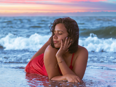 90 frases para foto sozinha na praia que expressam força e feminilidade